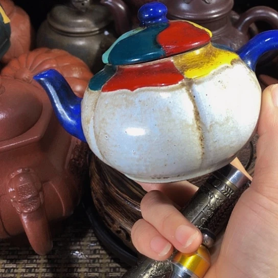 茶壶紫砂原矿泥料手工制作的一把紫砂壶。