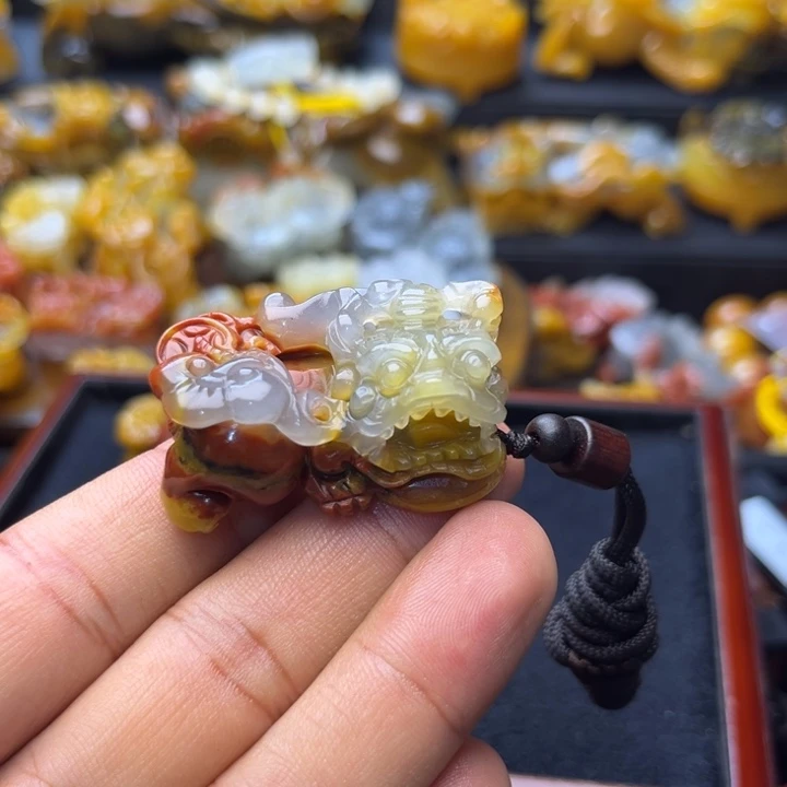 万***充石英质玉（黄龙玉）未镶嵌颈饰