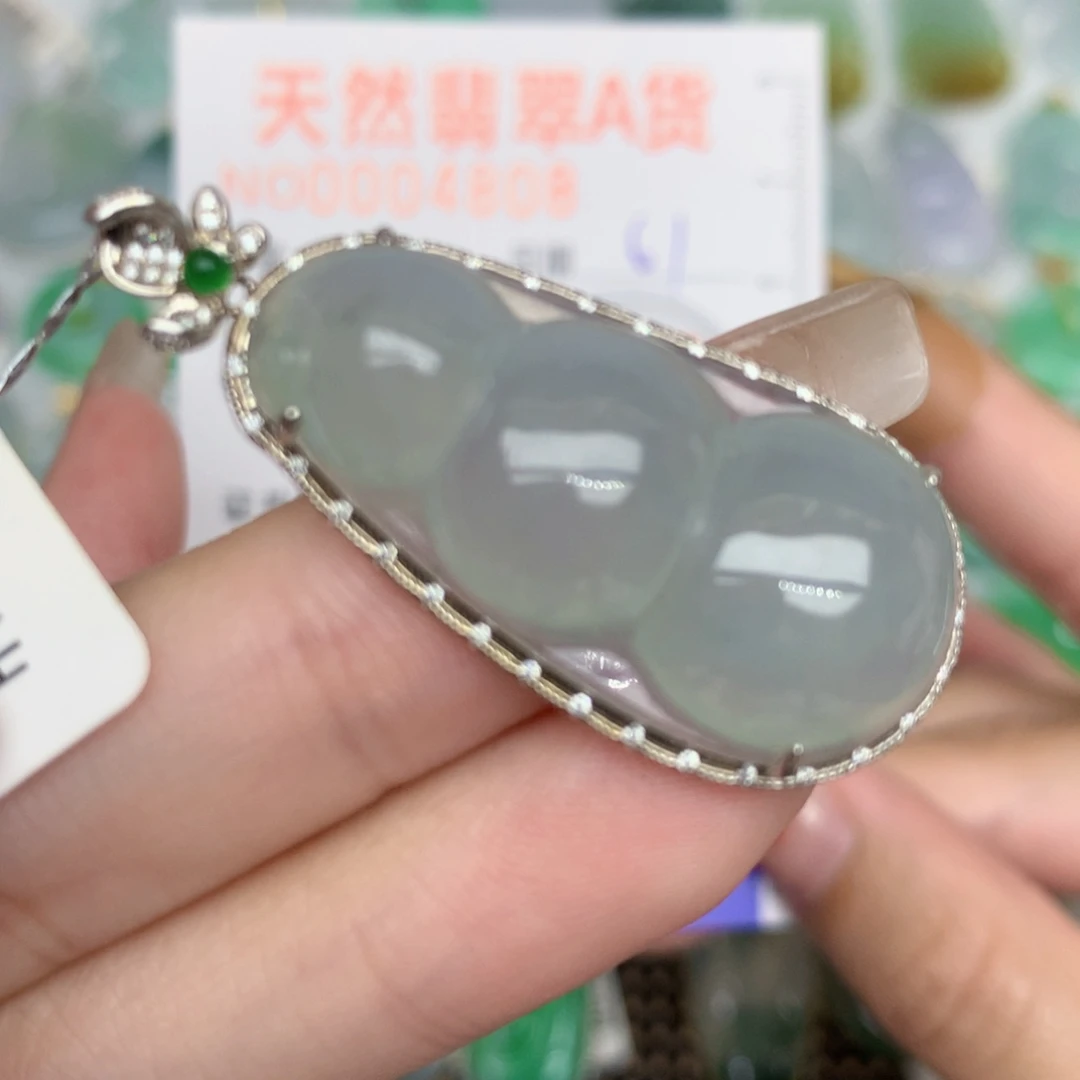 翡翠18K金镶嵌颈饰豆子