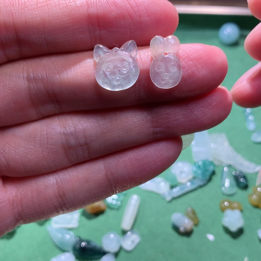 翡翠未镶嵌颈饰小狗兔子