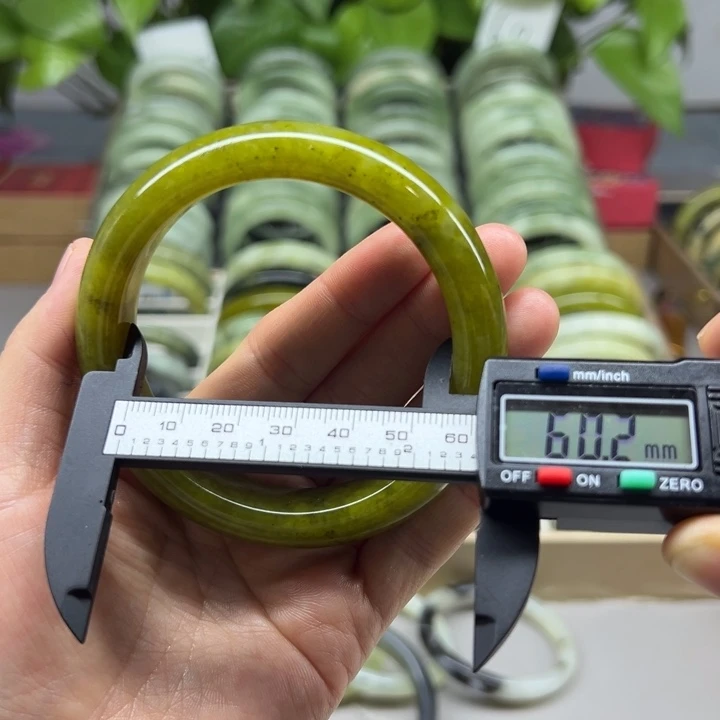 蛇纹石玉未镶嵌手镯8
