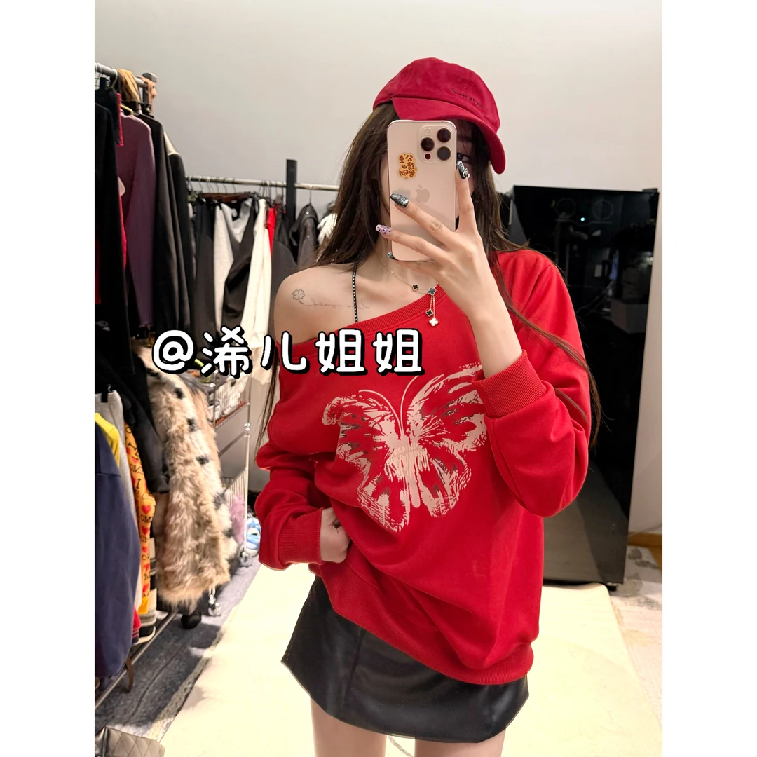 （浠儿姐姐）红色复古蝴蝶印花斜肩卫衣女秋冬宽松上衣长袖上衣