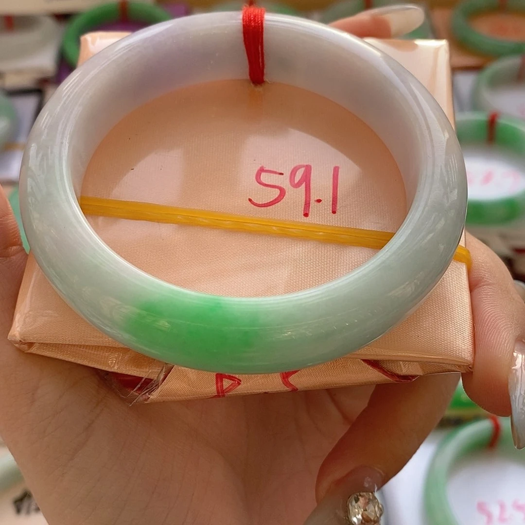 翡翠手镯未镶嵌手镯