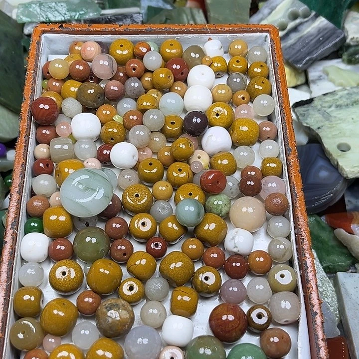 未镶嵌透闪石质玉珠宝奇石