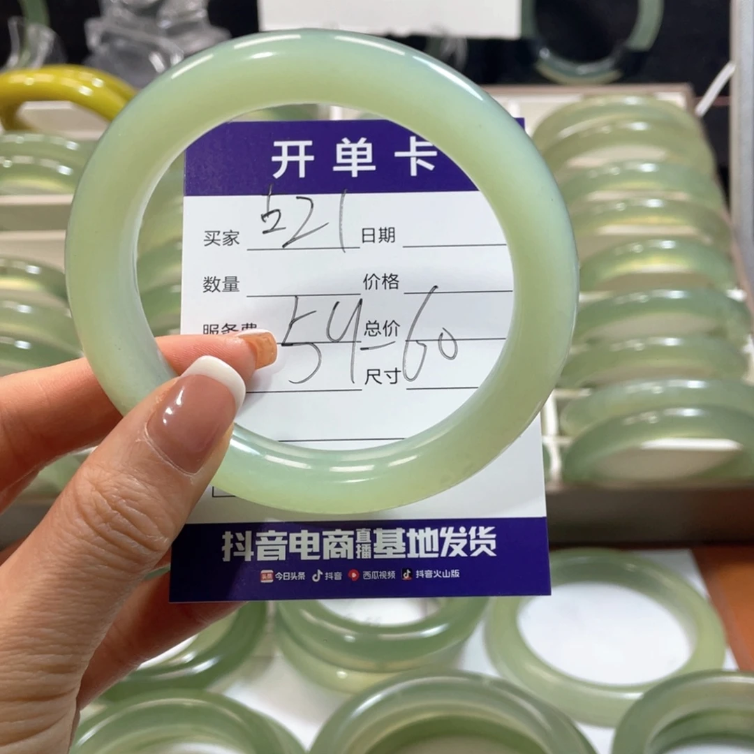 蛇纹石玉手镯未镶嵌姚**?