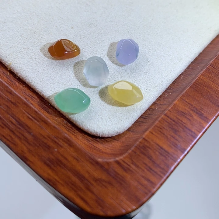 翡翠未镶嵌颈饰随形