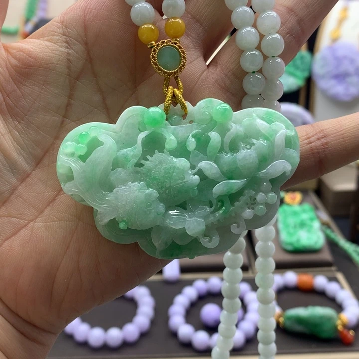 翡翠吊坠(赠链)未镶嵌