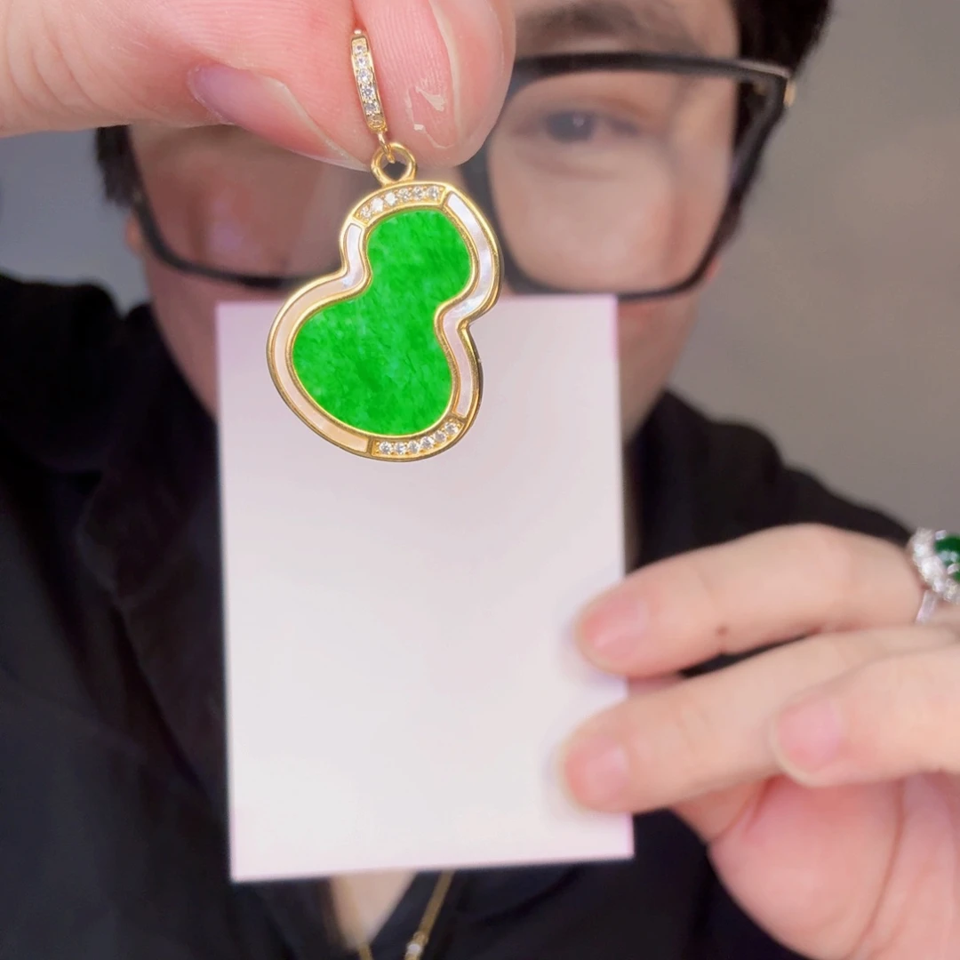 翡翠未镶嵌颈饰一件