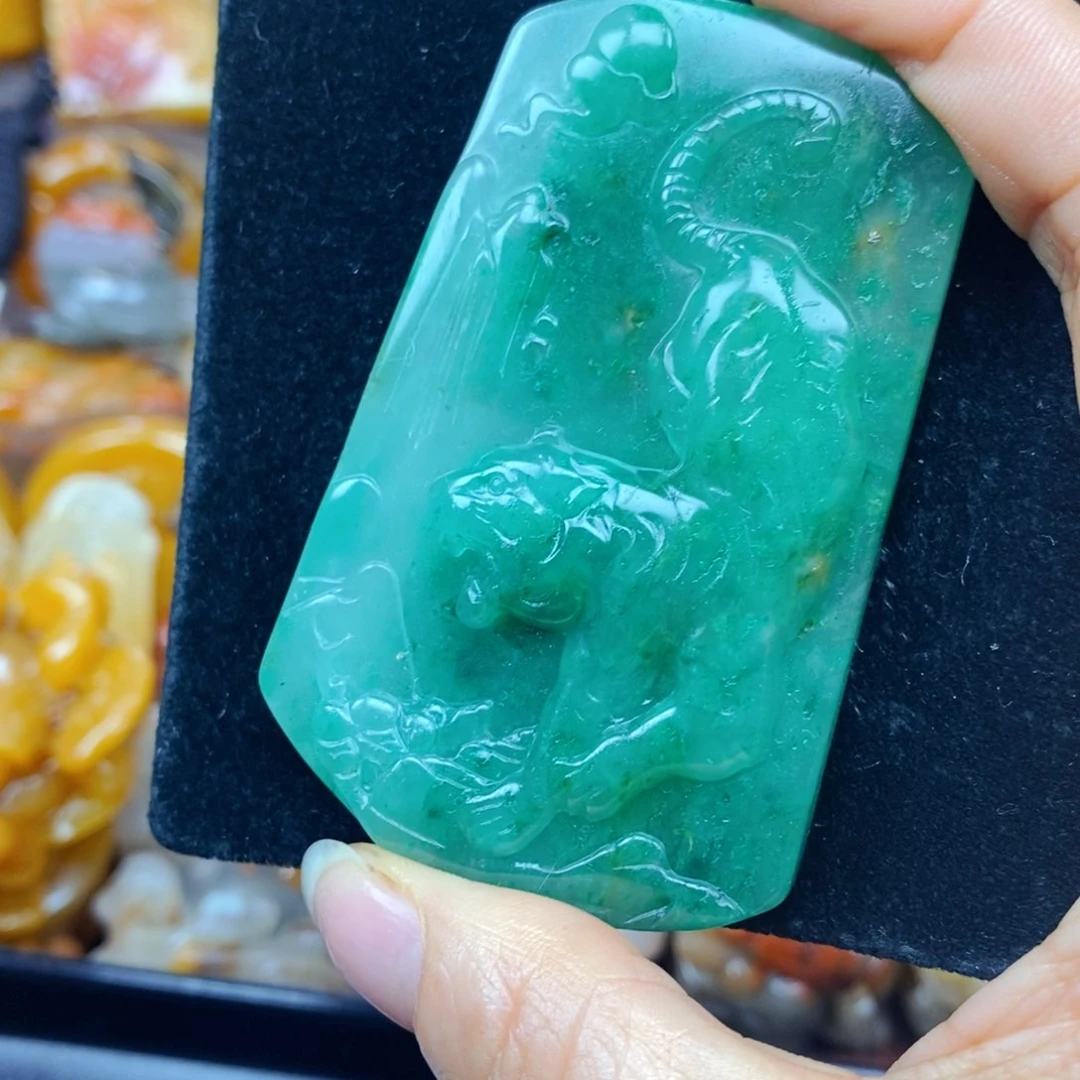 未镶嵌石英质玉（黄龙玉）颈饰