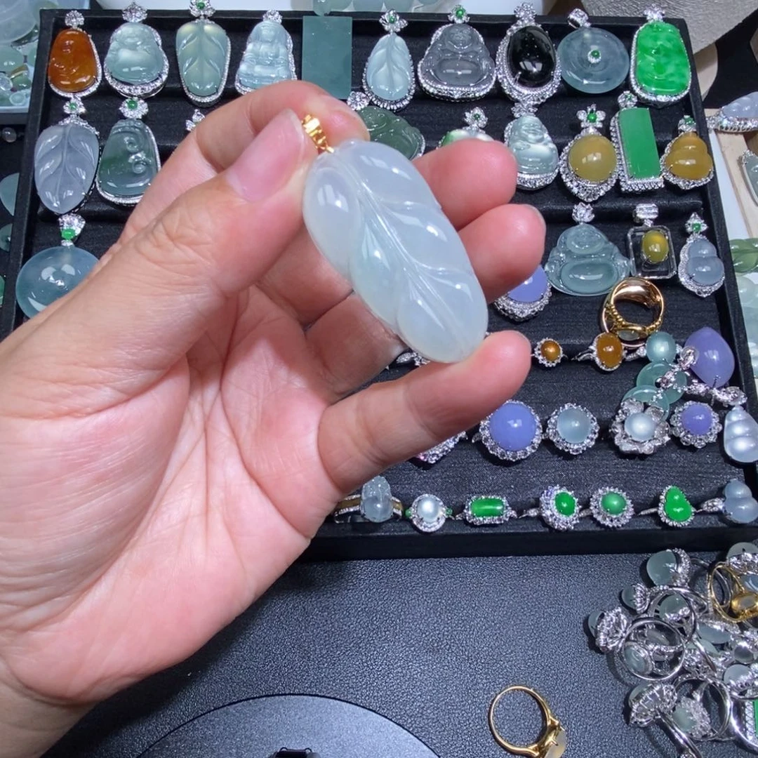 颈饰18K金镶嵌翡翠