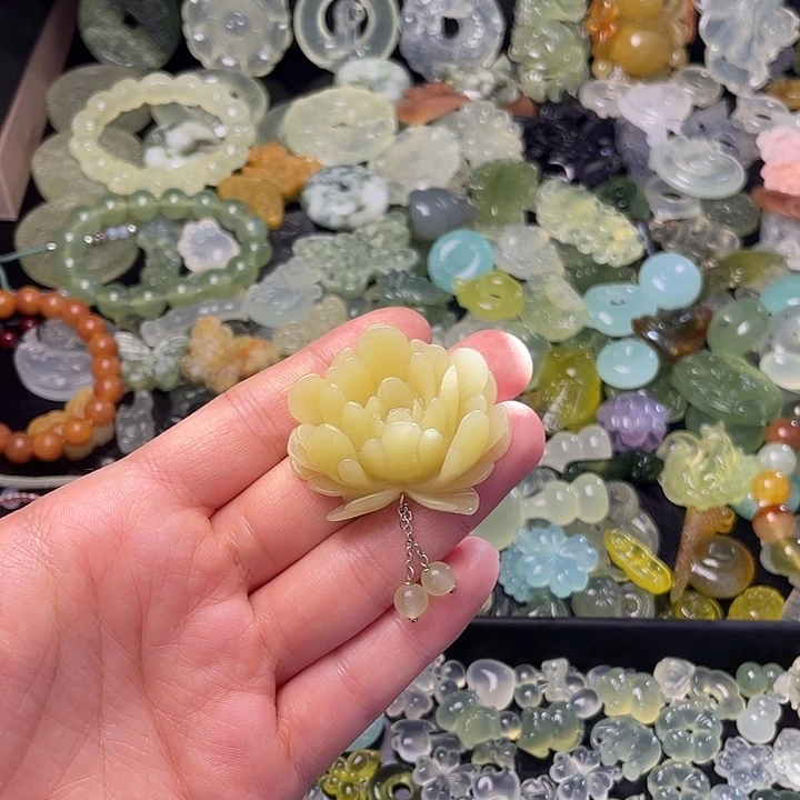 蛇纹石玉合金颈饰牡丹花