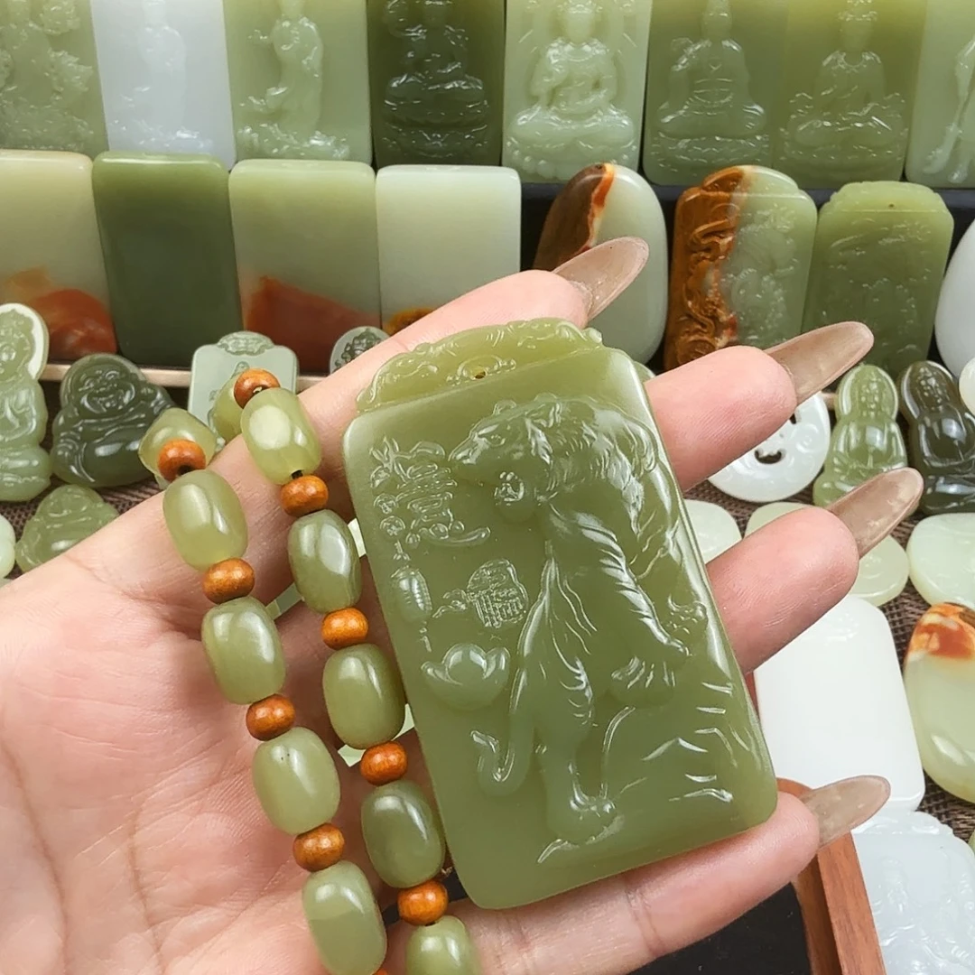 菠菜绿生肖虎吊坠