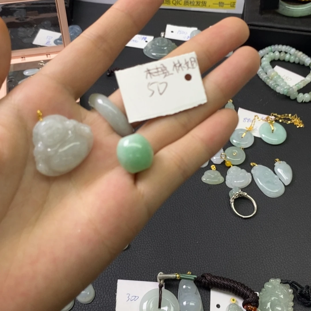 颈饰18K金镶嵌翡翠多样性随机发一件 无证书
