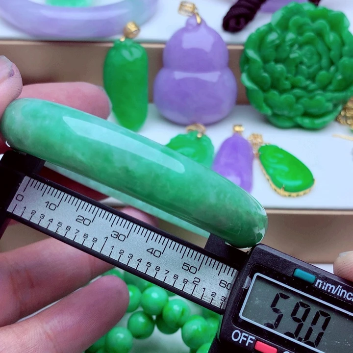 翡翠未镶嵌手镯……