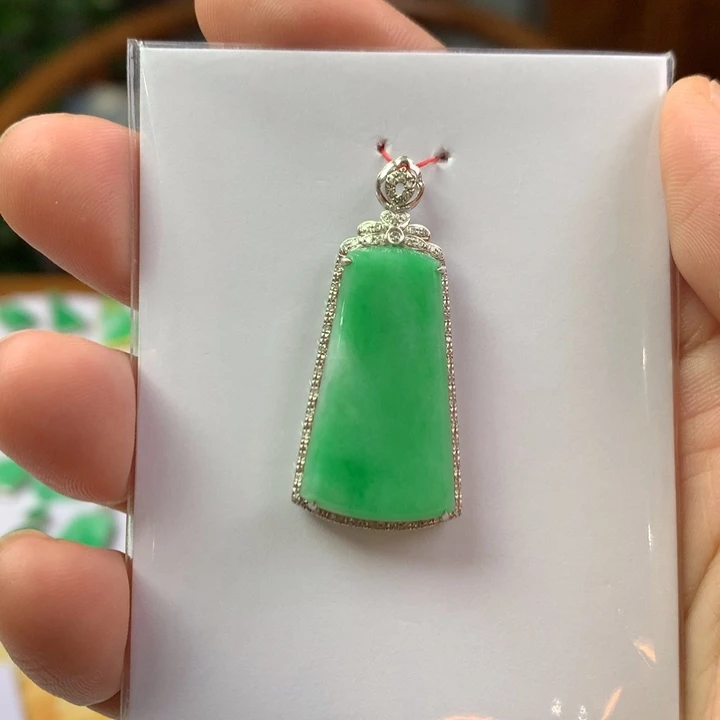 翡翠18K金镶嵌颈饰翡翠吊坠