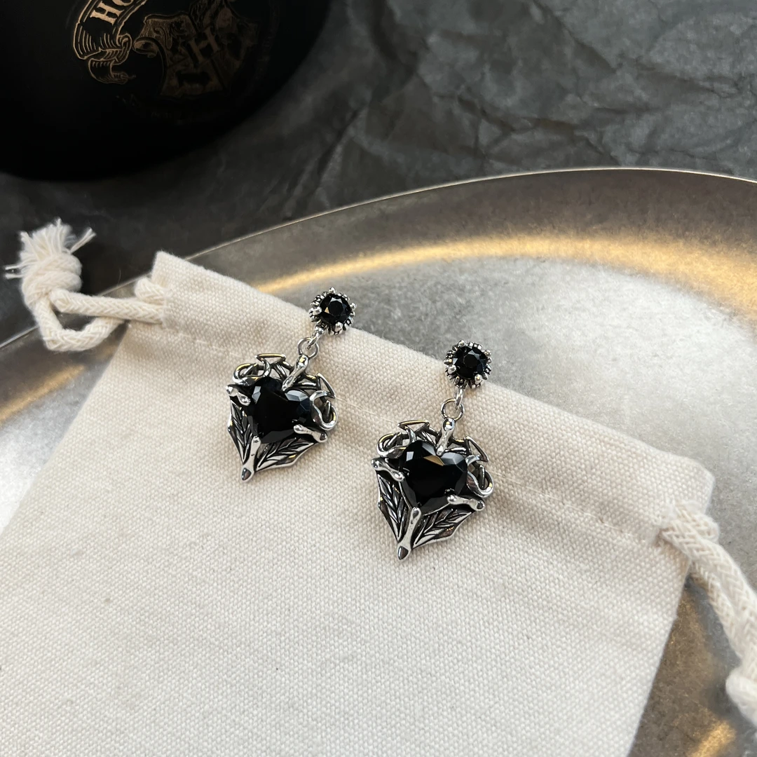 铜合金耳饰 小众设计立体黑爱心做旧耳钉一对AH038