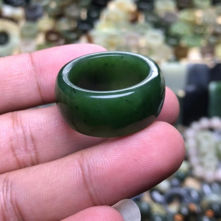 飘***雪和田玉未镶嵌颈饰