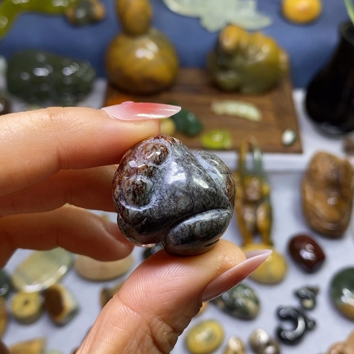 岫岩河磨玉（透闪石质玉）未镶嵌挂件通孔青蛙