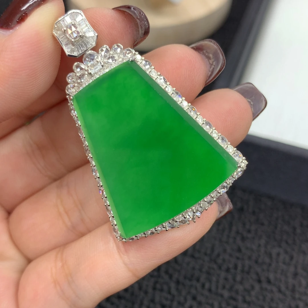 翡翠18K金镶嵌颈饰J**e无事牌