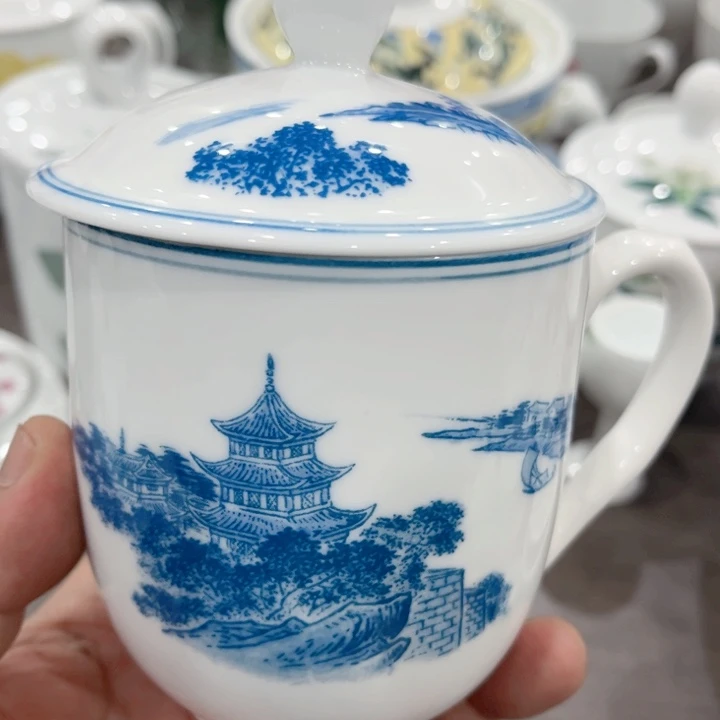 杯釉下五彩的瓷器和瓷器