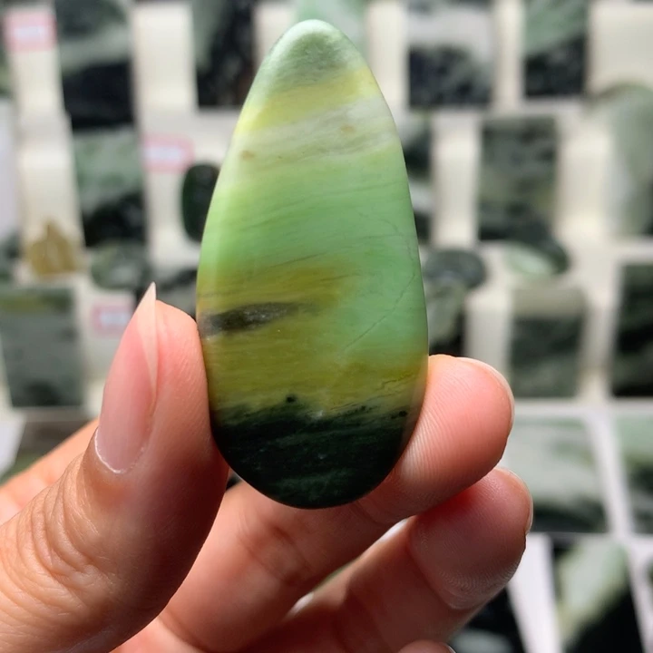 独山玉未镶嵌颈饰