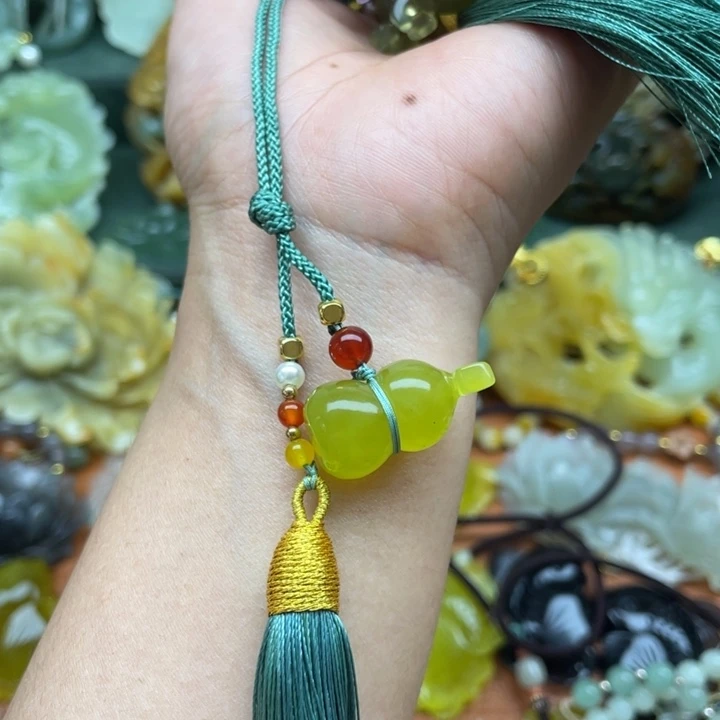 蛇纹石玉未镶嵌吊坠