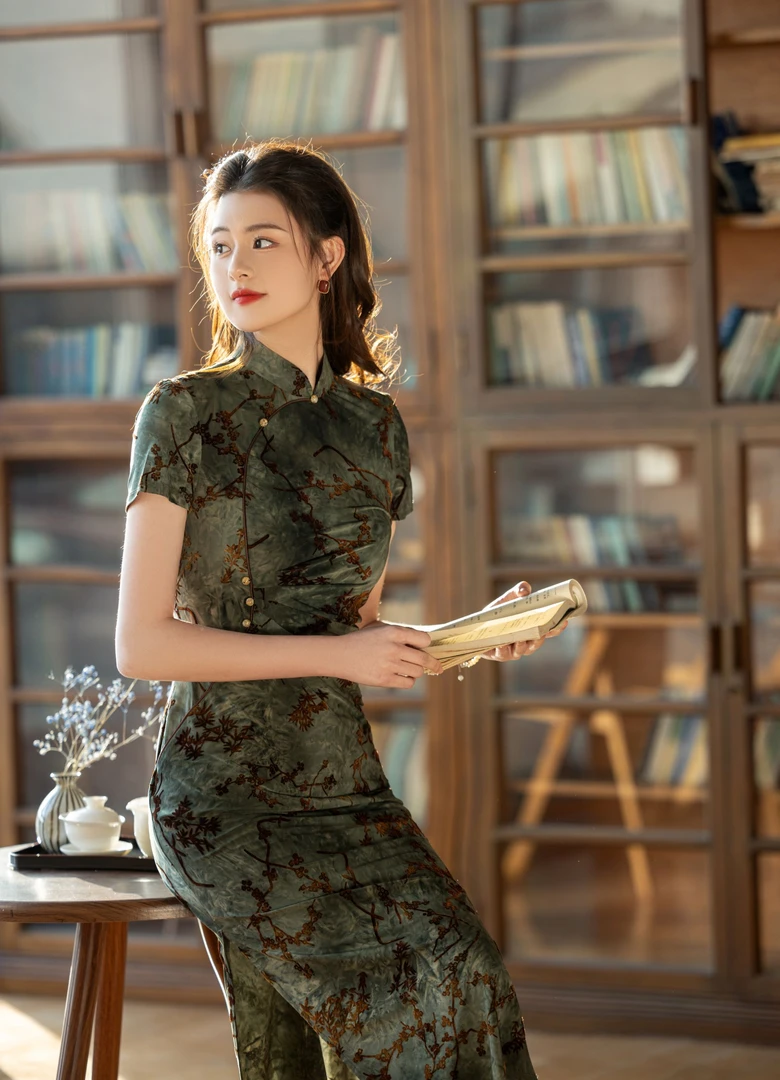 老上海长款改良旗袍2025新款年轻款女民国风复古修身短袖气质走秀