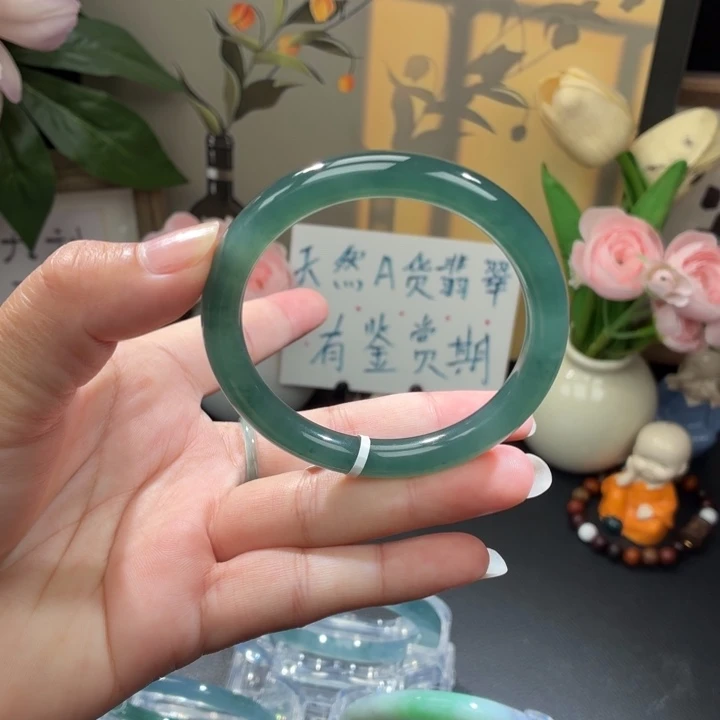 翡翠未镶嵌手镯湖水绿
