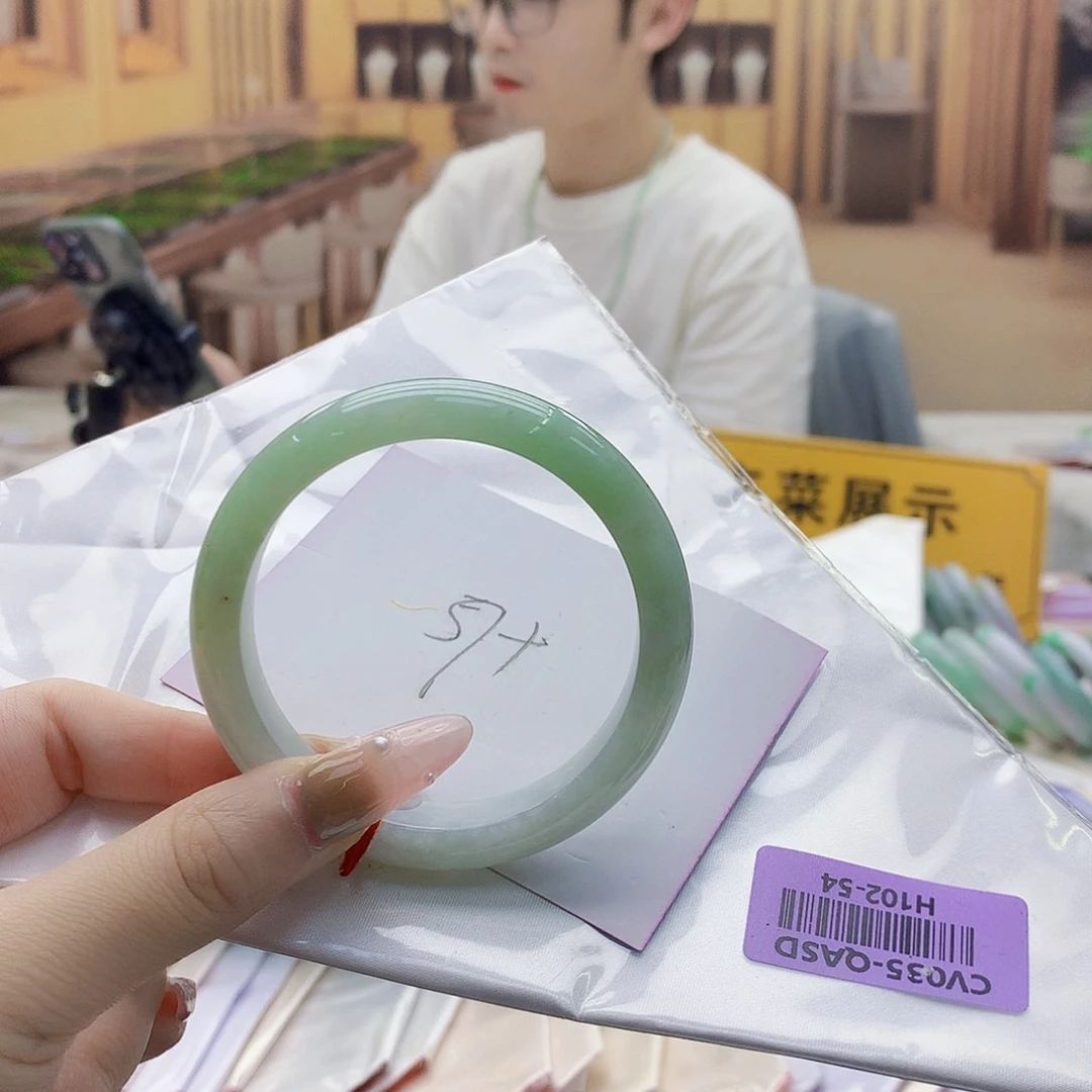 翡翠手镯未镶嵌vhhhgjghjhjjj