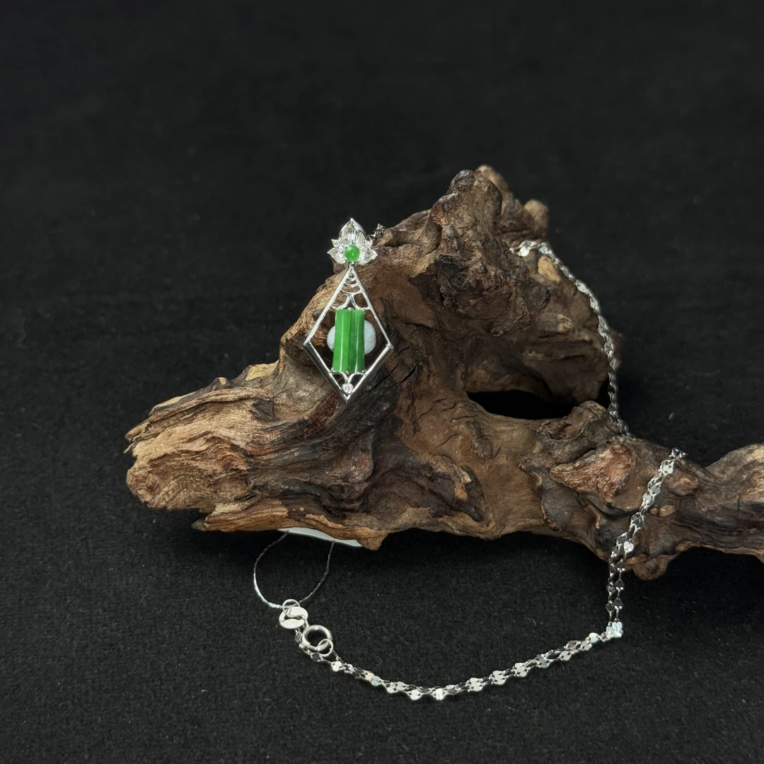 【诚翠拍品第一百一十六期午】翡翠85吊坠MQC4015金