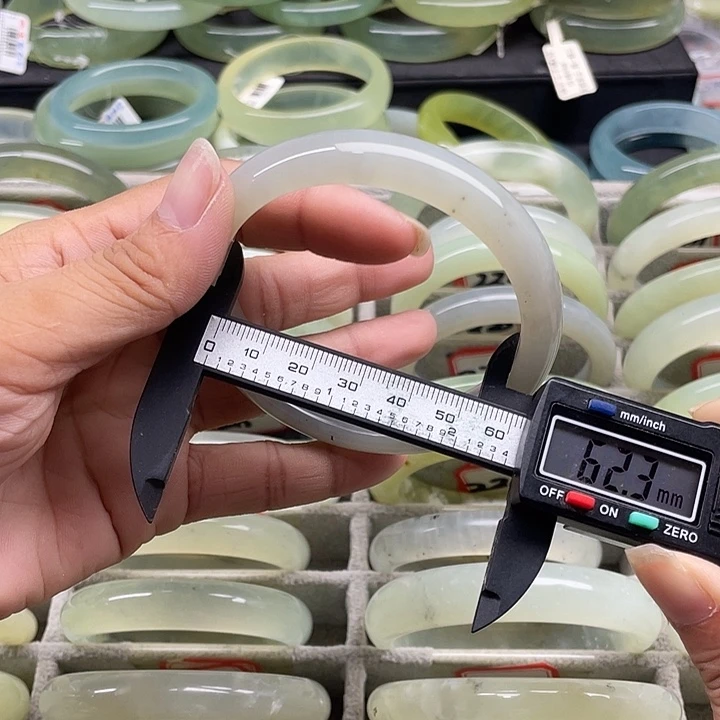 蛇纹石玉未镶嵌手镯207