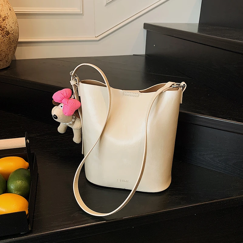 夏天黄色通勤手提岁同步女士2025新款轻奢小众高级感单肩斜挎包