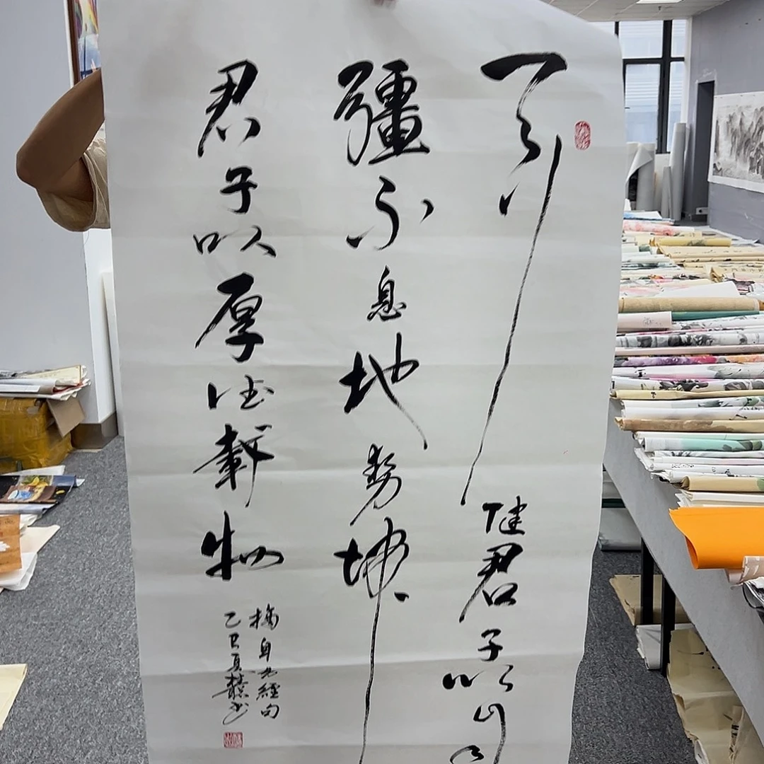 国画卖字画的小男孩