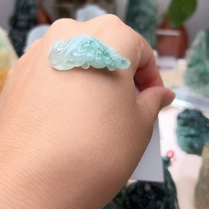 翡翠未镶嵌颈饰金鱼