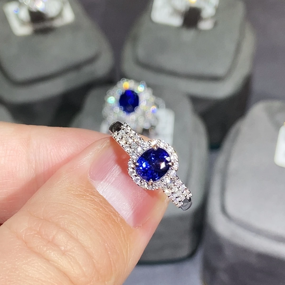 戒指18K金镶嵌蓝宝石1.06克拉