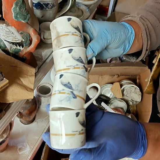 摆件盘子碗茶壶啥都有