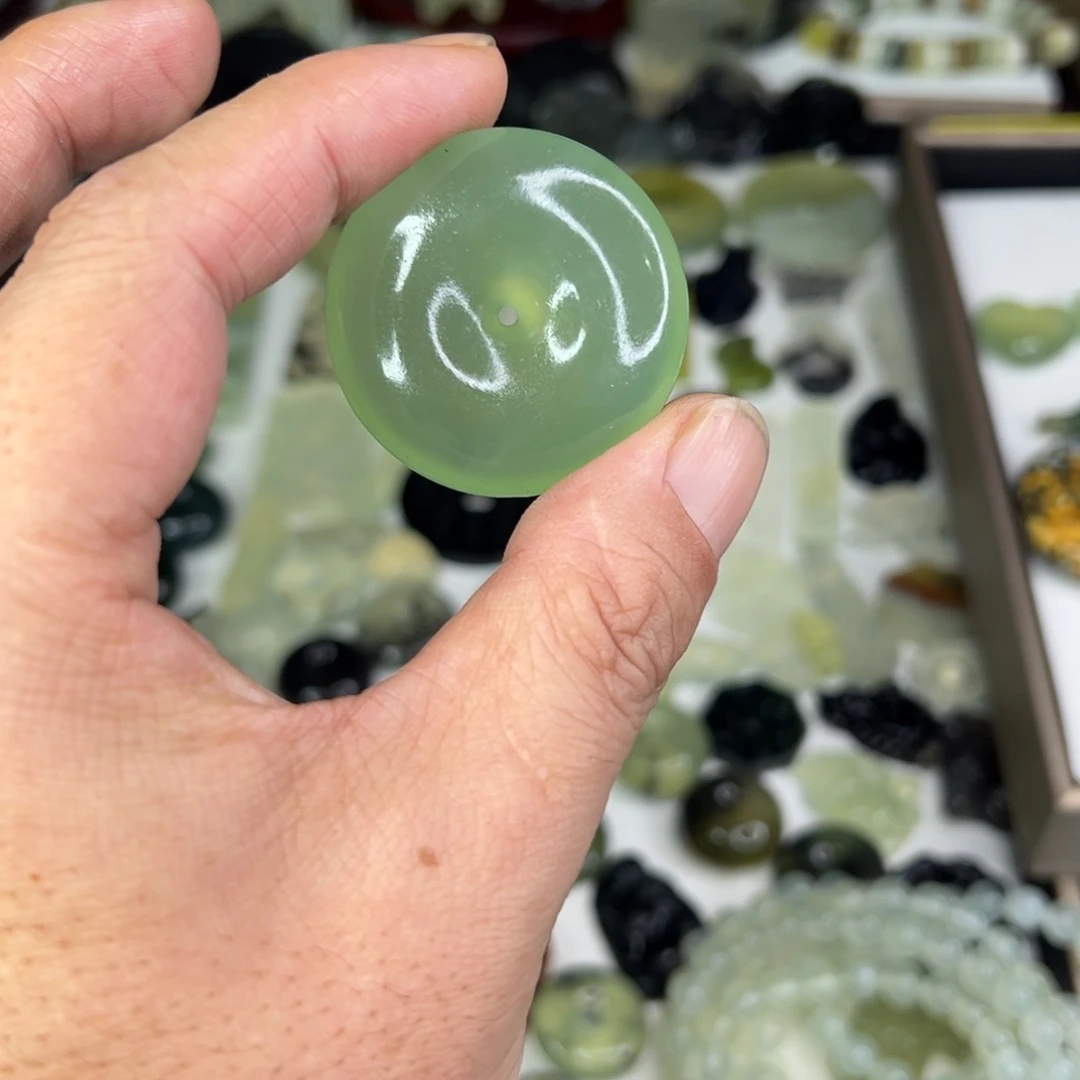 博***哥岫玉未镶嵌颈饰绿冰