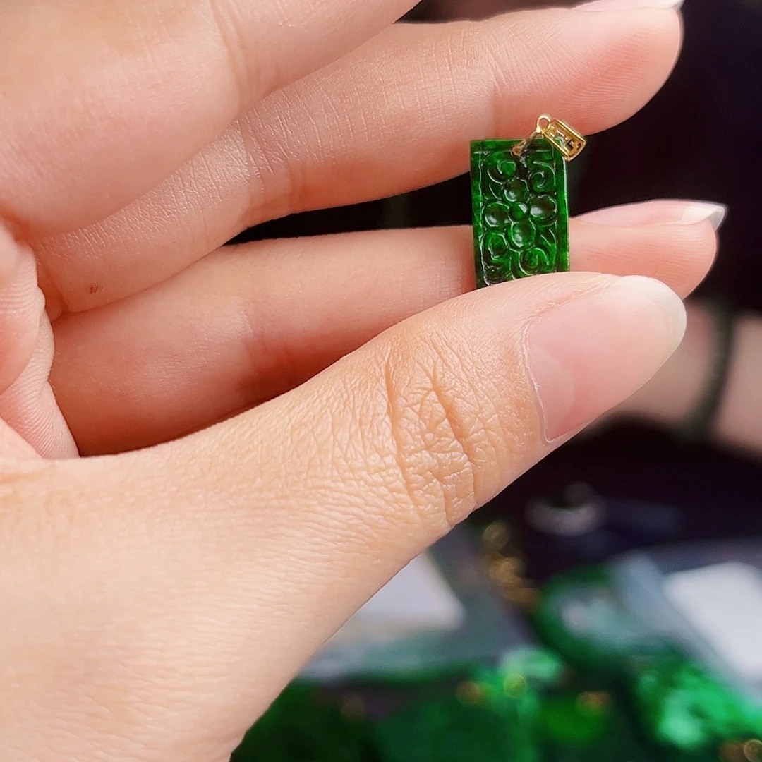 颈饰18K金镶嵌翡翠多样性