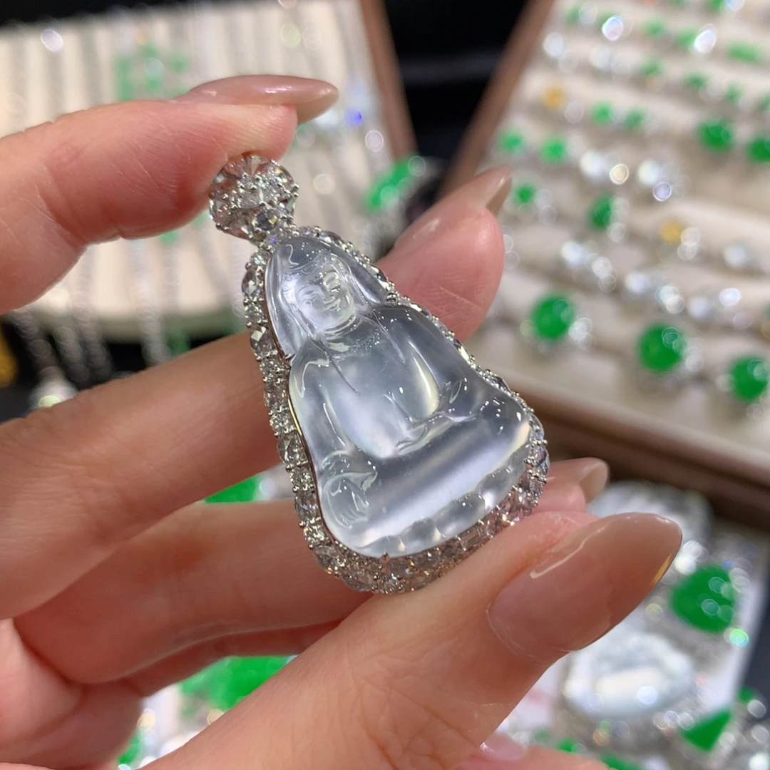 翡翠18K金镶嵌颈饰观音