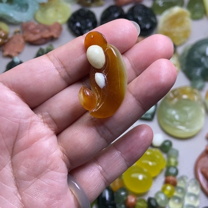 蛇纹石玉挂件未镶嵌