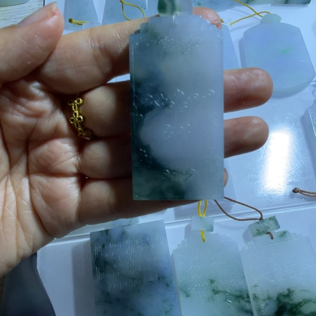 翡翠未镶嵌颈饰无事牌