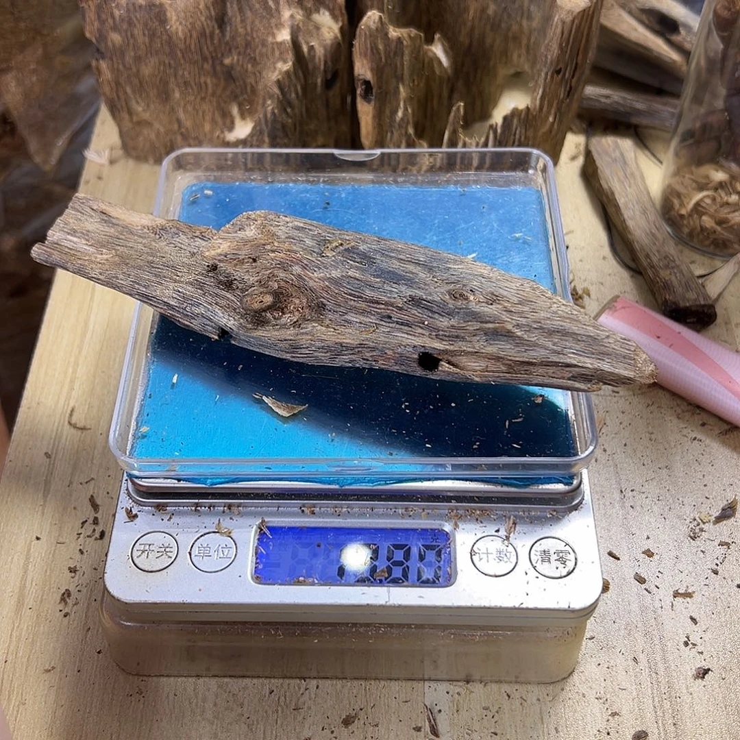 香料绿奇楠虫漏19克蓝宝石