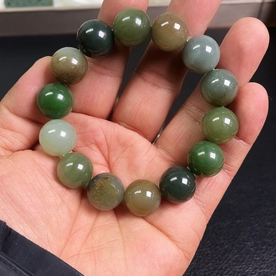 和田玉吊坠。多样性发货，拍一发⼀未镶嵌