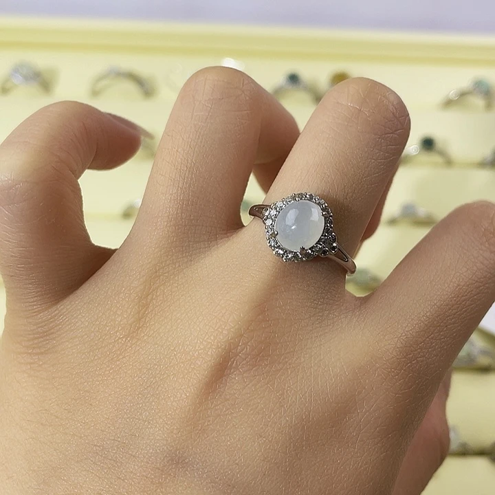 翡翠未镶嵌颈饰戒指