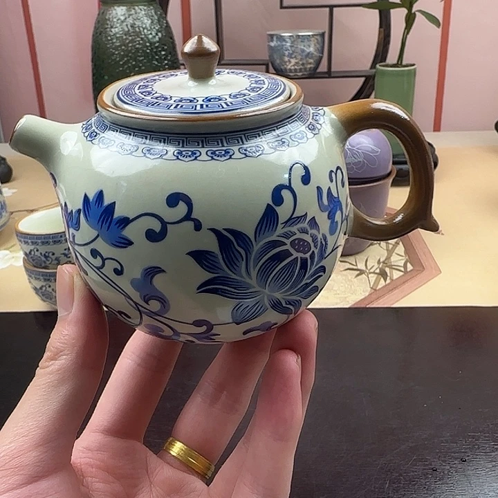 汝窑开片缠枝莲泡茶壶