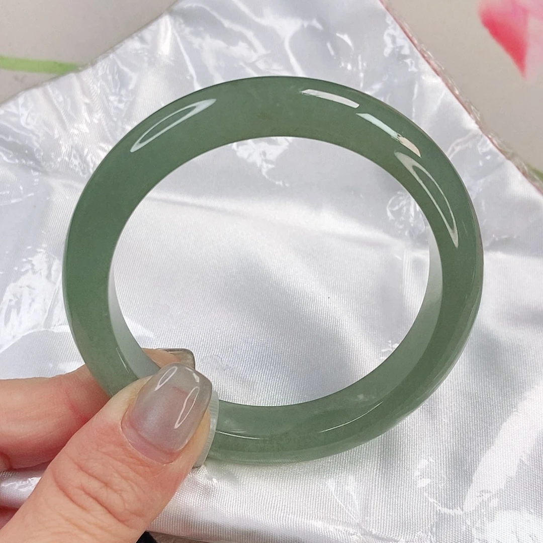 翡翠手镯未镶嵌湖水蓝泥鳅背