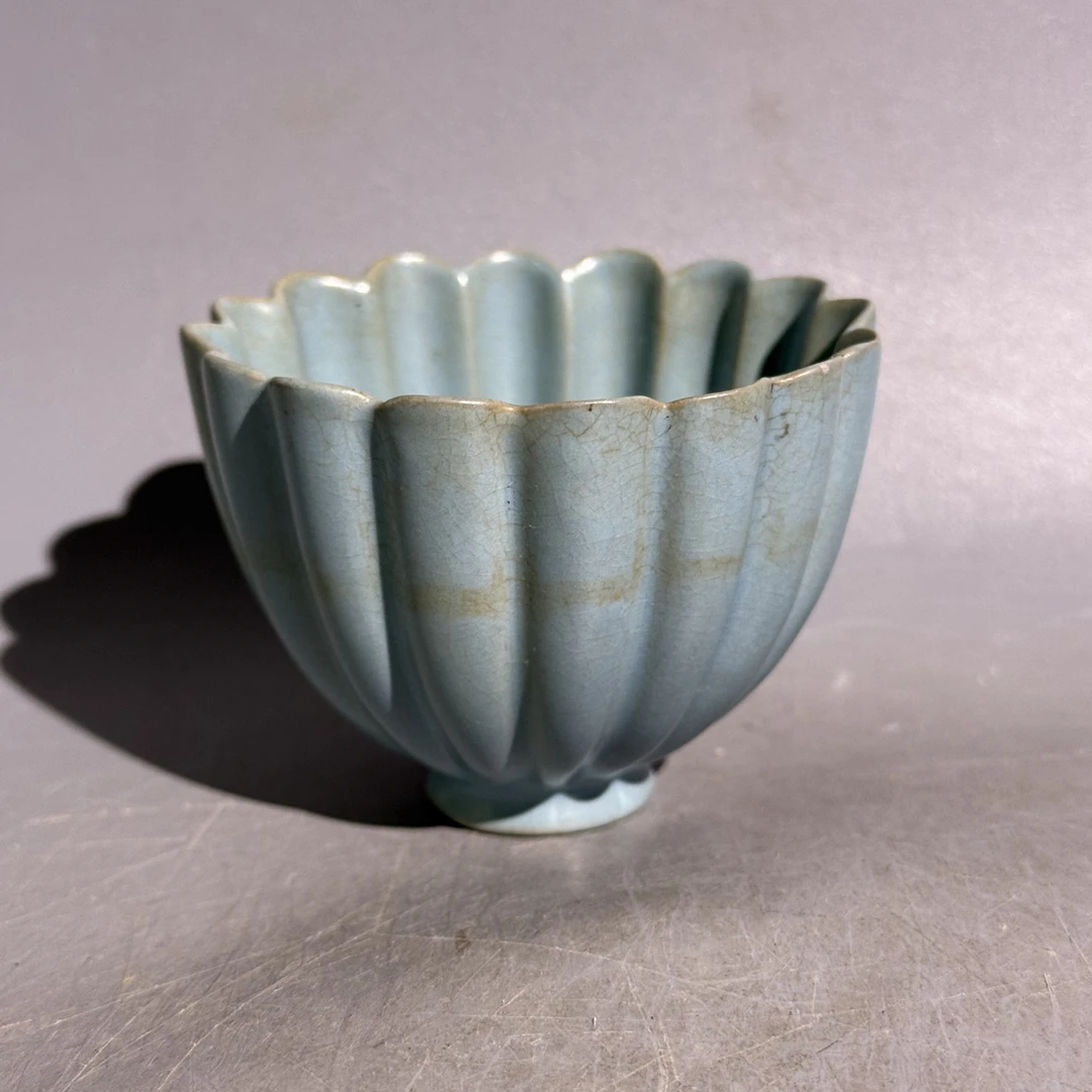 汝窑菊瓣杯子，口直径7.6cm，高5.6cm，口有磕，老汝瓷，旧藏，喜欢的来