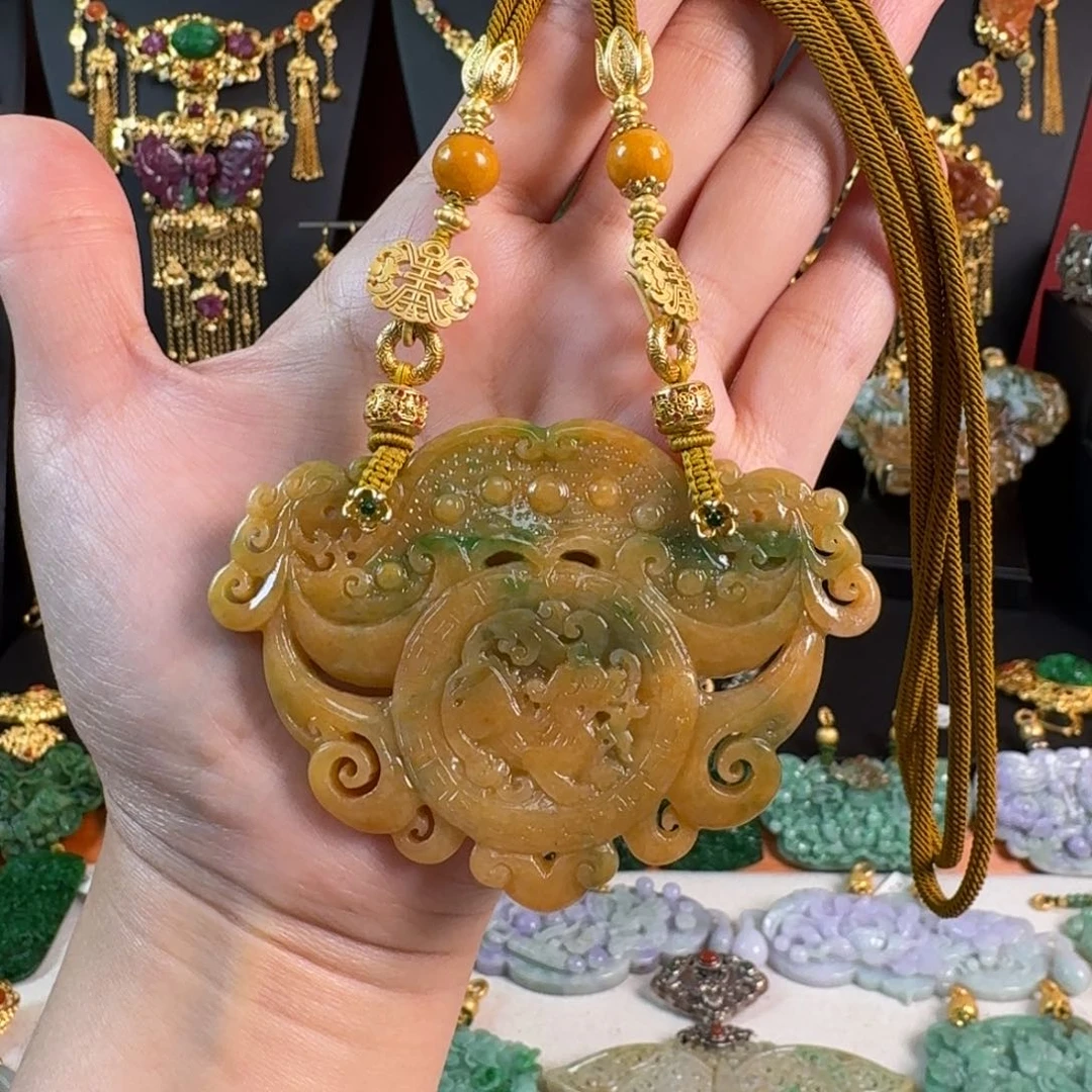 翡翠未镶嵌颈饰古龙瑞兽吊坠 亏清