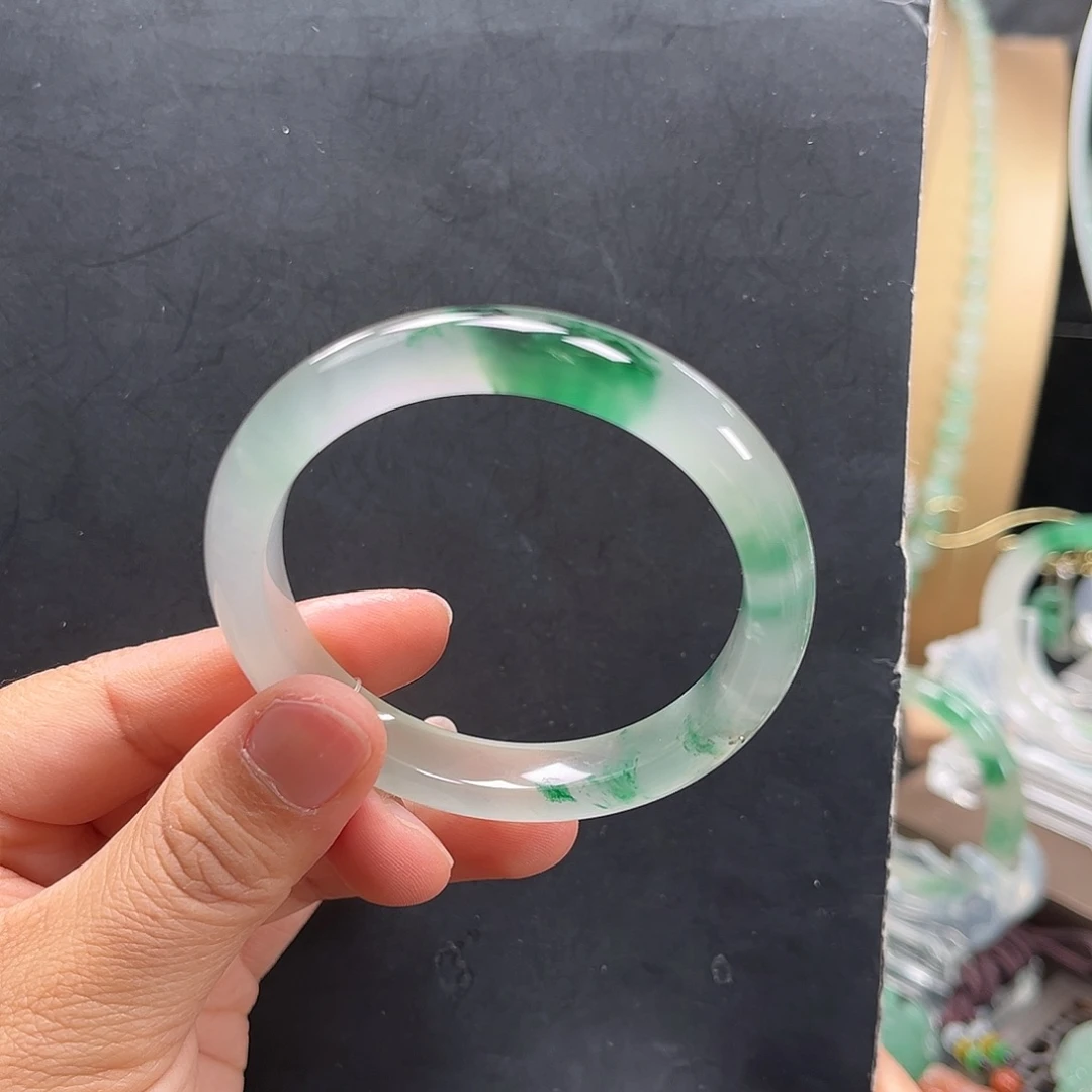 石英质玉未镶嵌手镯飘花带色的地方有石纹