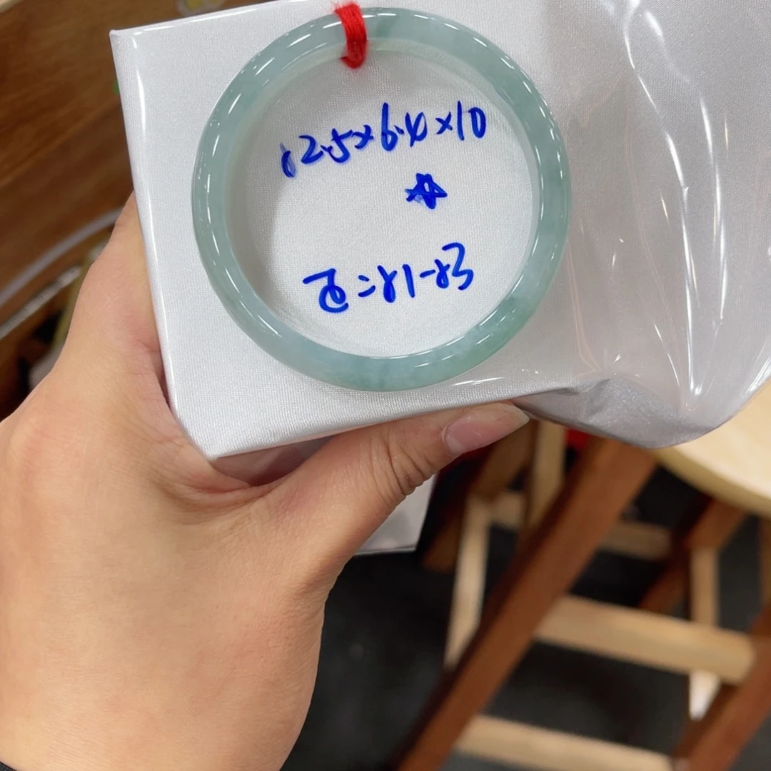 翡翠手镯未镶嵌翡翠